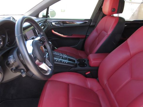 Used 2020 Porsche Macan Base image 16