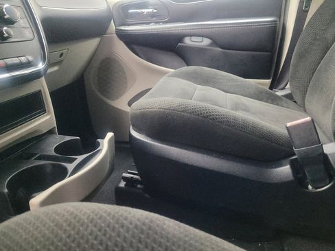 Used 2016 Dodge Grand Caravan SE image 26