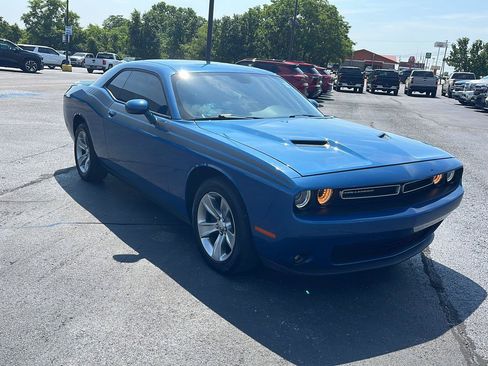 Used 2021 Dodge Challenger SXT w/ Driver Convenience Group RWD image 7