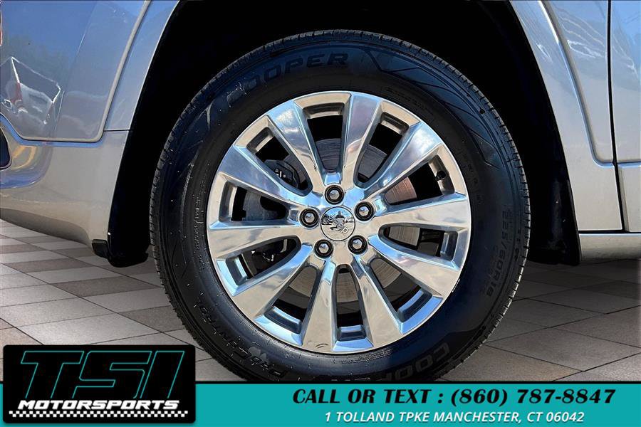 Used 2017 Jeep Cherokee Overland AWD/4WD image 9