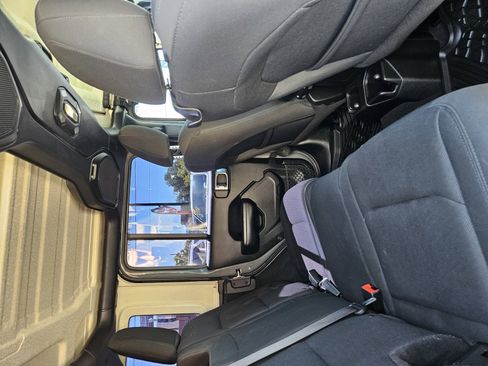 Used 2018 Jeep Wrangler Unlimited Sport S AWD/4WD image 10