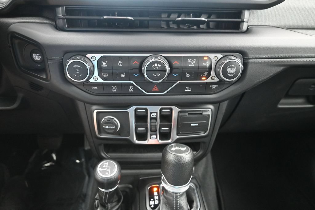 Used 2025 Jeep Wrangler Unlimited Sahara AWD/4WD image 17
