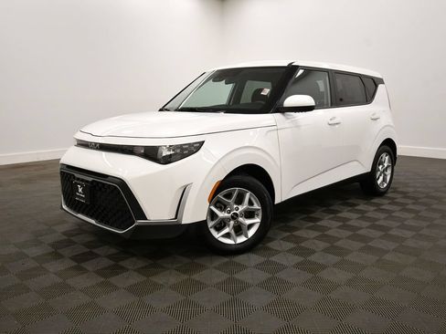 Certified 2025 Kia Soul LX w/ LX Technology Package FWD image 2
