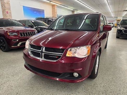 Used 2018 Dodge Grand Caravan SXT FWD image 2