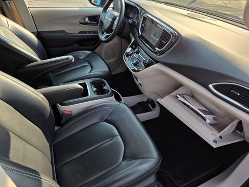 Used 2023 Chrysler Pacifica Touring-L FWD image 42