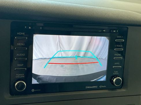 Used 2020 Toyota Sienna LE w/ Carpet Mat Package FWD image 17
