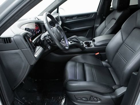 Certified 2025 Porsche Cayenne Turbo image 16