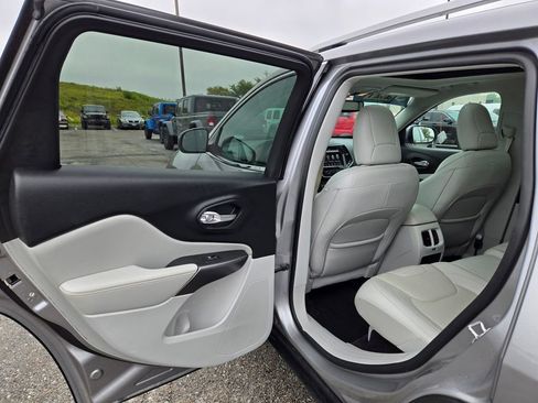 Used 2019 Jeep Cherokee Limited w/ Luxury Group AWD/4WD image 31