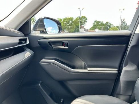Used 2025 Toyota Highlander XLE AWD/4WD image 43