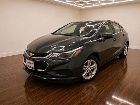 Used 2017 Chevrolet Cruze LT w/ Convenience Package FWD image 2