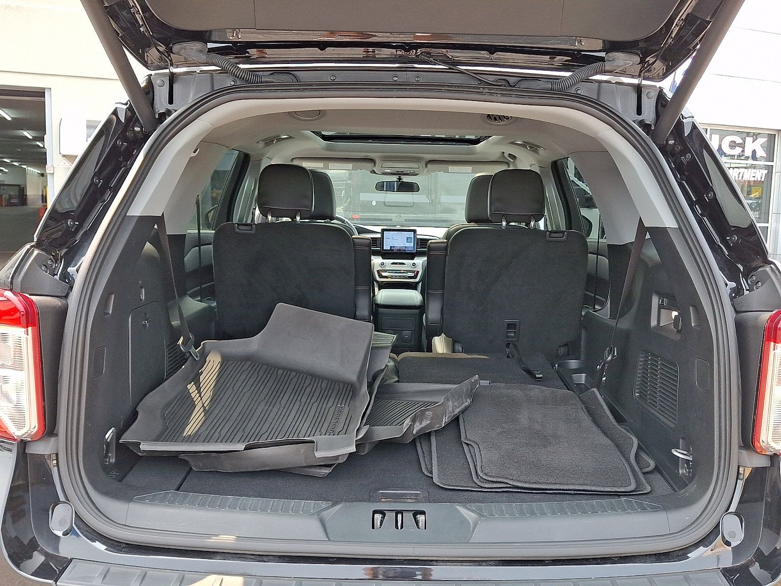 Used 2023 Ford Explorer XLT w/ Equipment Group 202A AWD/4WD image 28