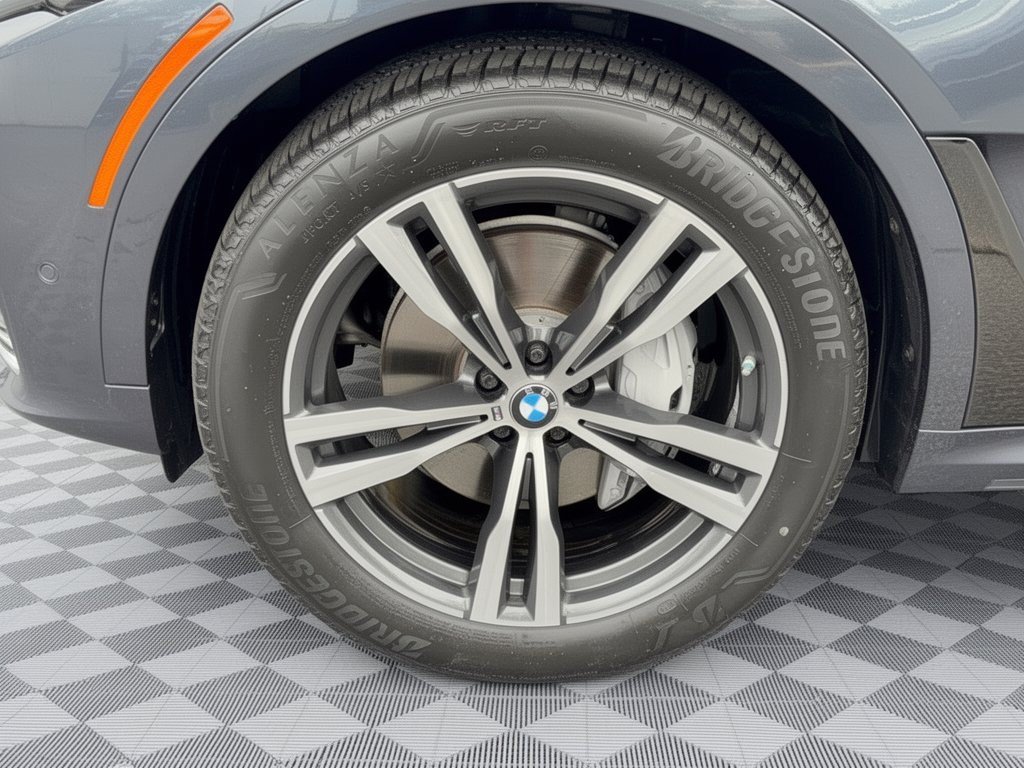 Used 2021 BMW X7 xDrive40i w/ M Sport Package AWD/4WD image 13