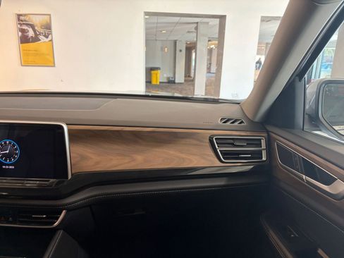 Used 2025 Volkswagen Atlas SE image 35