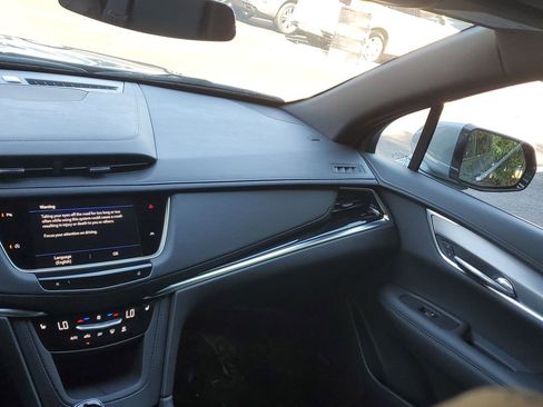 New 2025 Cadillac XT6 Luxury image 17