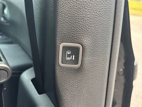 New 2026 Chrysler Pacifica Limited w/ Uconnect Theater Family Group image 11