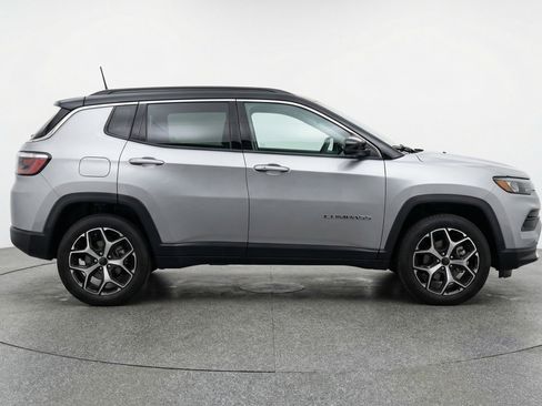Used 2025 Jeep Compass Limited image 11