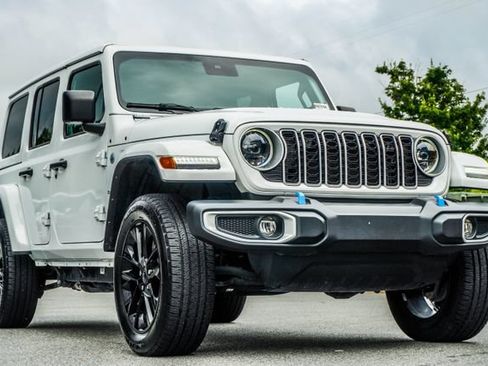 Used 2024 Jeep Wrangler Unlimited Sahara AWD/4WD image 7