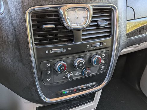 Used 2015 Chrysler Town & Country LX FWD image 18