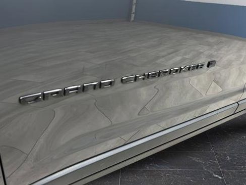 Used 2024 Jeep Grand Cherokee Limited w/ Luxury Tech Group II image 38