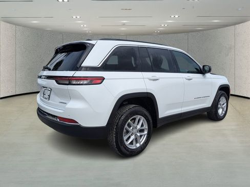 New 2025 Jeep Grand Cherokee Laredo image 4
