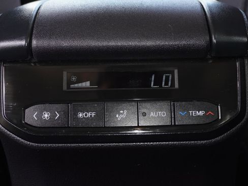 Used 2023 Toyota Highlander LE FWD image 13