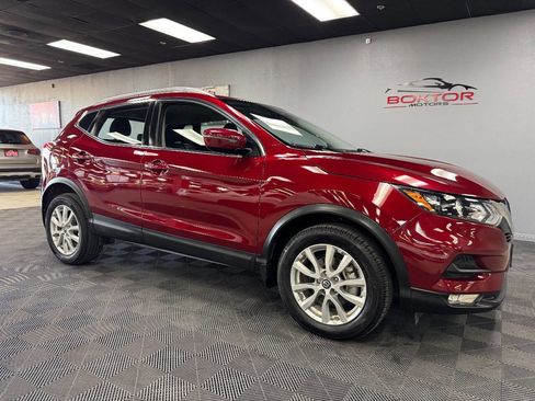 Used 2021 Nissan Rogue Sport SV image 2