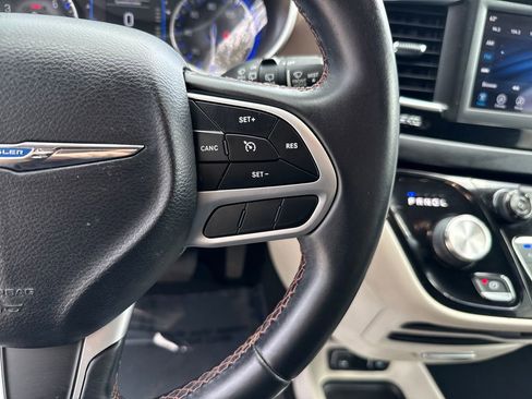 Used 2018 Chrysler Pacifica Touring-L image 15