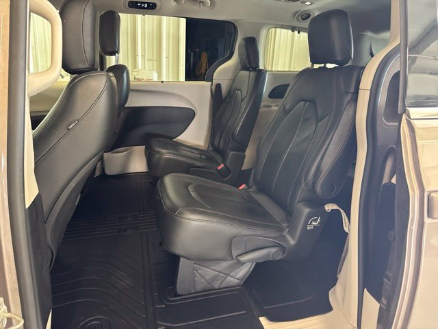 Used 2017 Chrysler Pacifica Touring-L FWD image 7