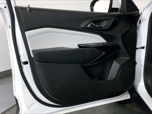 Used 2025 Chevrolet Trax LT w/ LT Convenience Package image 24