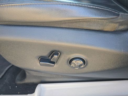 Used 2019 Chrysler Pacifica Touring-L image 9