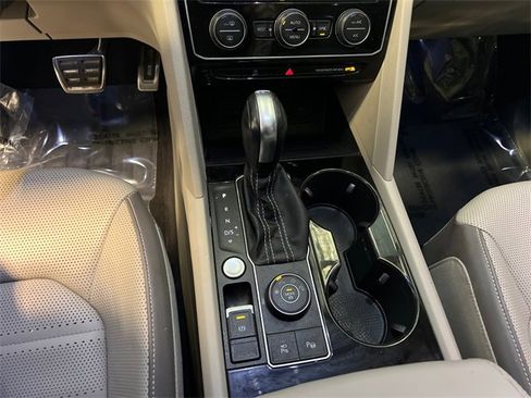 Used 2022 Volkswagen Atlas SEL Premium image 28