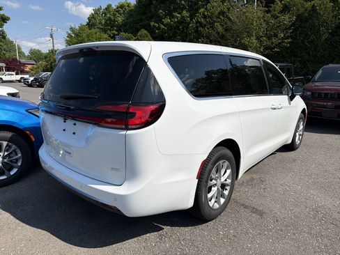 New 2027 Chrysler Pacifica Select w/ Family Tech Group AWD/4WD image 7