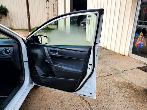 Used 2017 Toyota Corolla SE FWD image 22