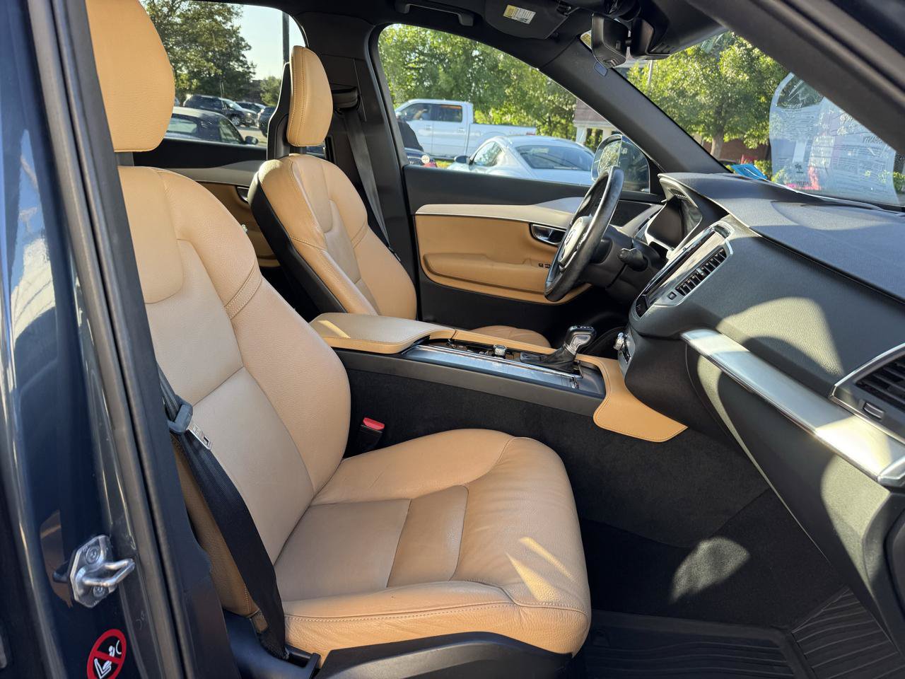 Used 2018 Volvo XC90 T5 Momentum w/ Convenience Package AWD/4WD image 28