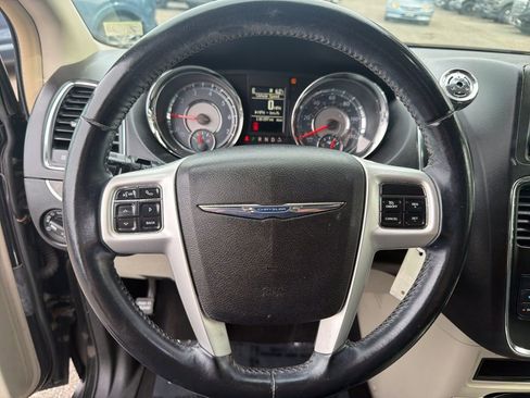 Used 2014 Chrysler Town & Country Touring image 15