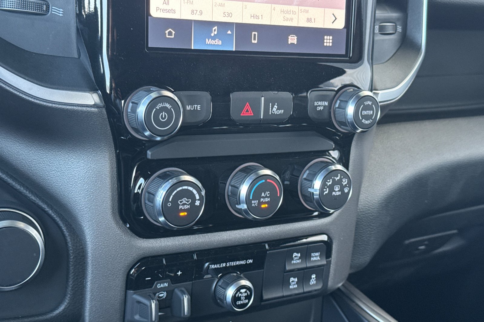 New 2026 RAM 1500 Express AWD/4WD image 18