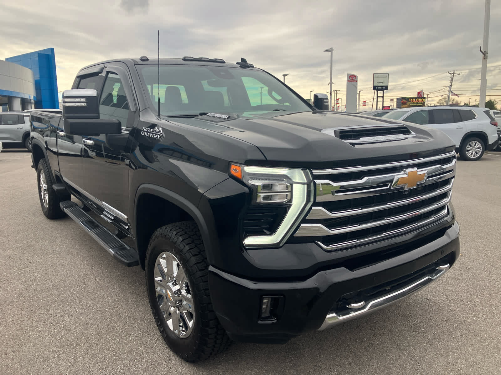 Used 2024 Chevrolet Silverado 2500 High Country w/ High Country Premium Package AWD/4WD image 1