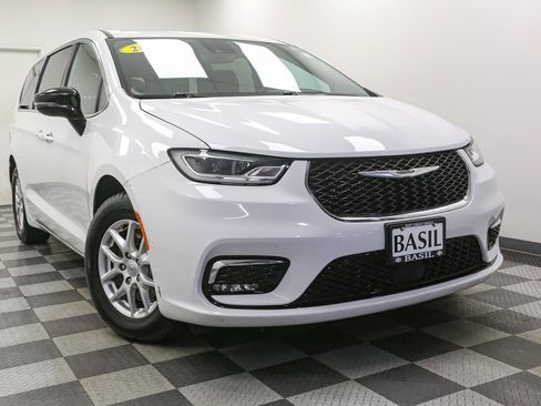 Used 2025 Chrysler Pacifica Select FWD image 2
