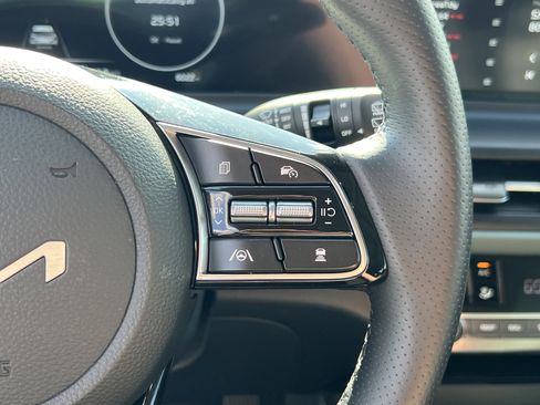 Certified 2025 Kia Seltos SX w/ SX Sunroof Package image 26