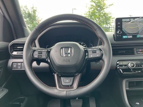 Used 2025 Honda Pilot TrailSport image 18