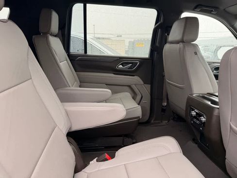 Used 2023 GMC Yukon XL SLT w/ SLT Luxury Package image 17