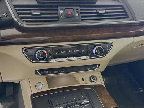 Used 2020 Audi Q5 Premium image 16