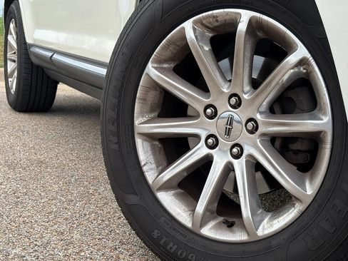 Used 2012 Lincoln MKX FWD image 2