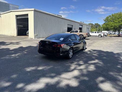 Used 2024 Nissan Altima 2.5 S FWD image 5