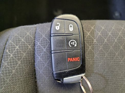 Used 2019 Jeep Grand Cherokee Laredo AWD/4WD image 32