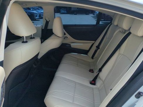 Certified 2022 Lexus ES 300h Ultra Luxury w/ Accessory Package 2 FWD image 13