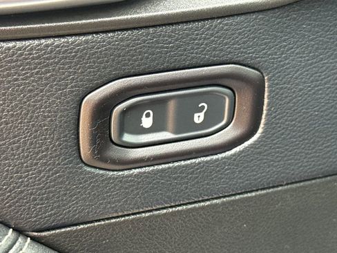 Used 2018 Jeep Wrangler Unlimited Sahara AWD/4WD image 21