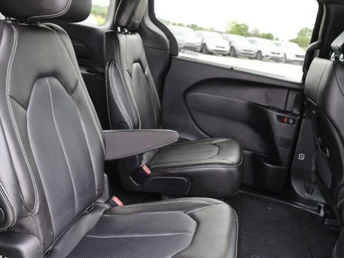 Used 2025 Chrysler Pacifica Select FWD image 16