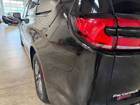 Used 2022 Chrysler Pacifica Touring-L image 28
