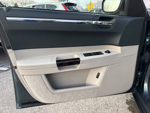 Used 2005 Chrysler 300 C w/ Protection Group II image 15